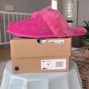 UGG Women’s Slippers Sz 9